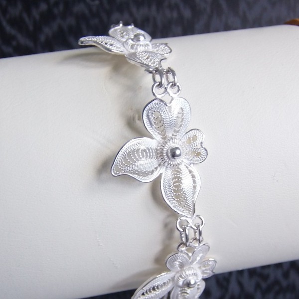 Joli bracelet souple composé de six orchidées brodées en argent