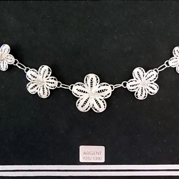 Délicat et discret collier de fleur en argent à prix abordable