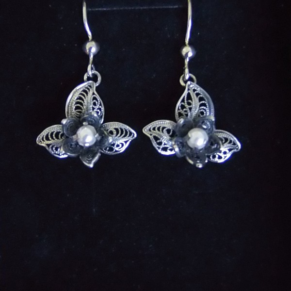 Boucles d'oreille en argent 625/1000 noirci, peu d'exemplaire sur notre site, elle comporte en son centre une perle de nacre.